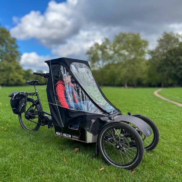 Lastenrad mit Wetterschutz für Kind mit Behinderung